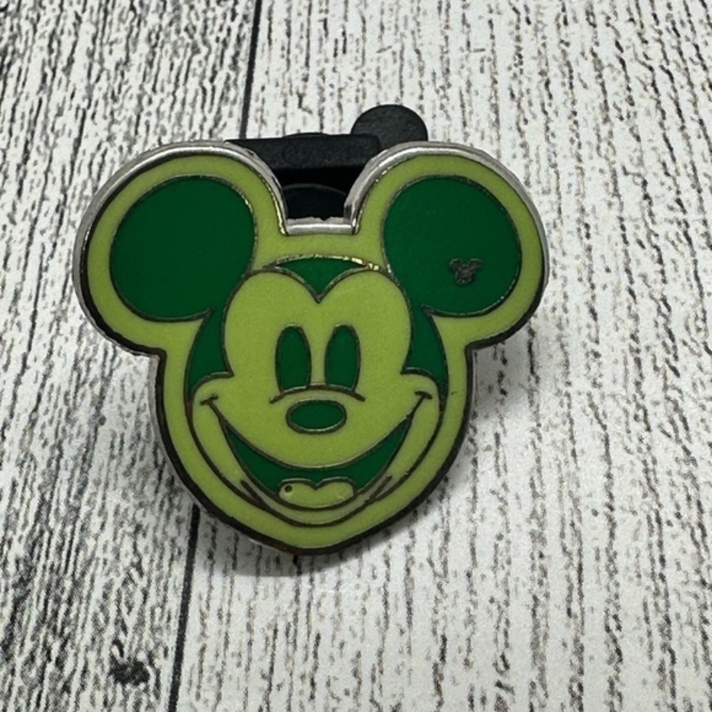 Limited Edition Hidden Mickey. Green Mickey Pin 📦